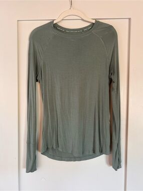 A&E Offline Light Sage Long-Sleeve Performance Top
